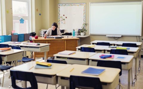 纽约公立校陷"死亡螺旋"：学生锐减7% 教师工会却逼政府扩招！