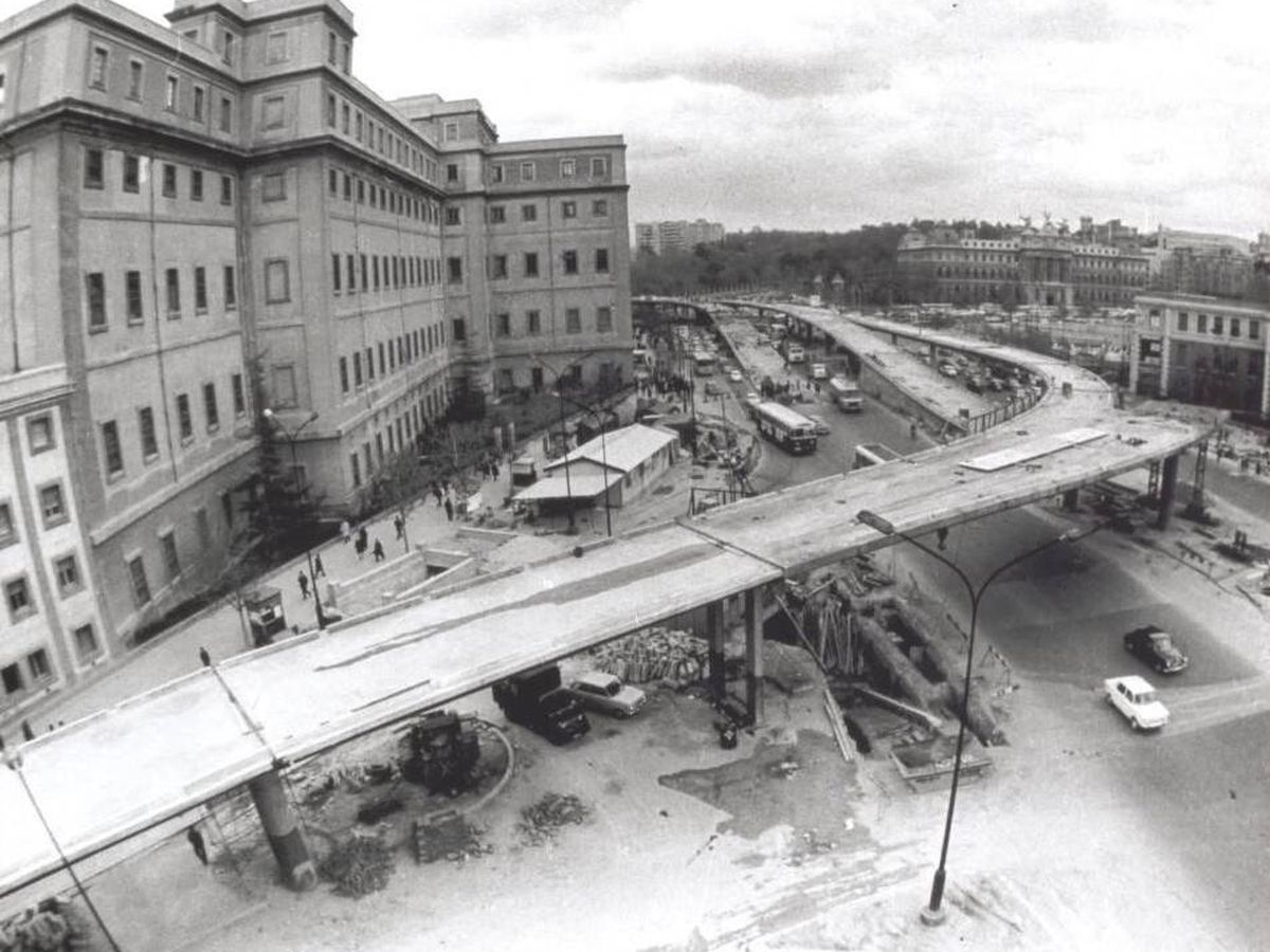 Foto: Scalextric de Atocha con el Ministerio de Agricultura al fondo (Archivo Memoria de Madrid)