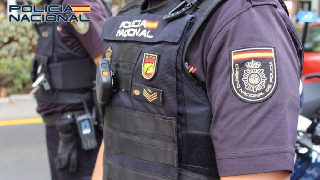 <p><strong>巴塞罗那警方大规模扫毒行动:200名警员出动,成功查封10个毒品销售点</strong></p>