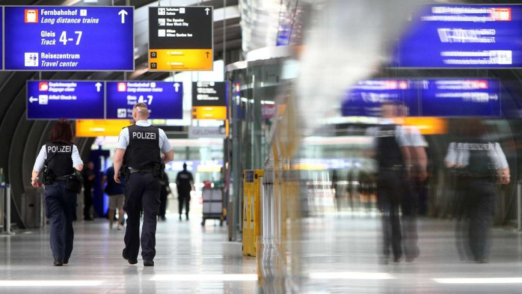 当前图片没有替代文字。文件名为：38664846-die-bundespolizei-hat-eine-international-gesuchte-mutmassliche-drogenschmugglerin-am-flugha.jpeg