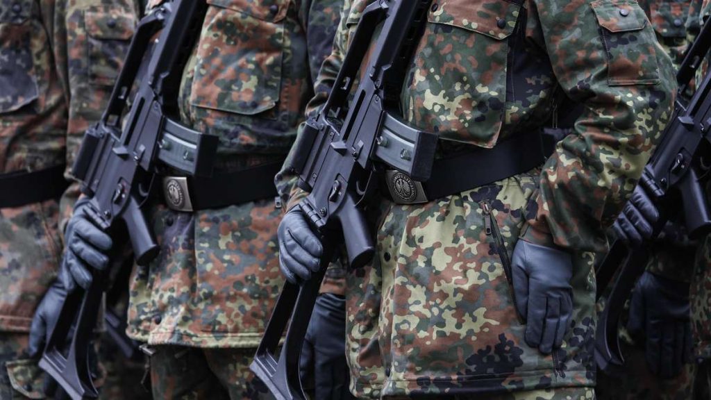 当前图片没有替代文字。文件名为:40598466-soldaten-tragen-g36-sturmgewehre-waehrend-der-veranstaltung-Gef.jpg