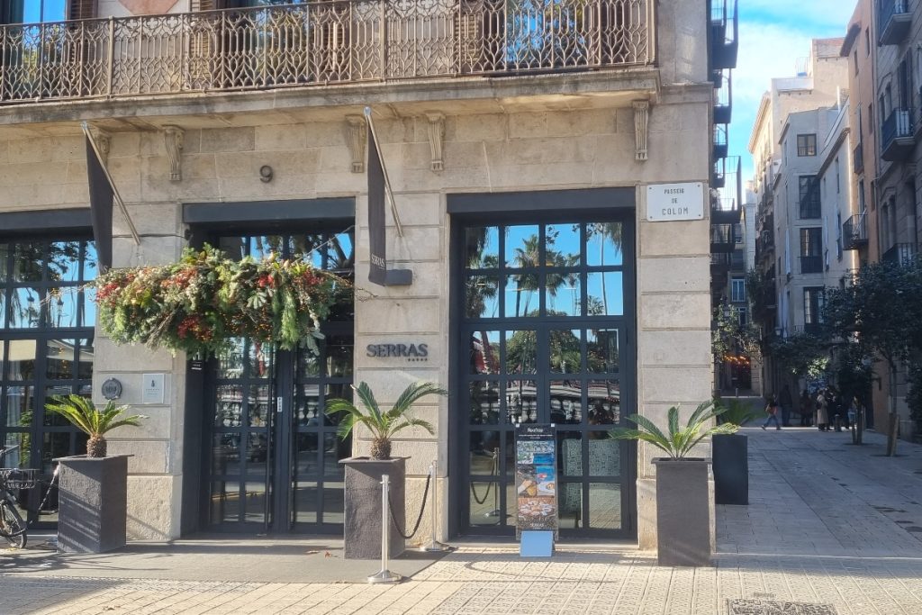 当前图片没有替代文字。文件名为:El-Hotel-Serras-por-Javier-Ortega-Figueiral.jpg