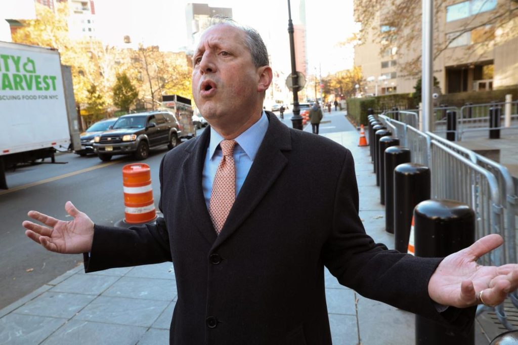 当前图片没有替代文字。文件名为:brad-lander-federal-court-manhattan-115668818-e1764470993116.jpg