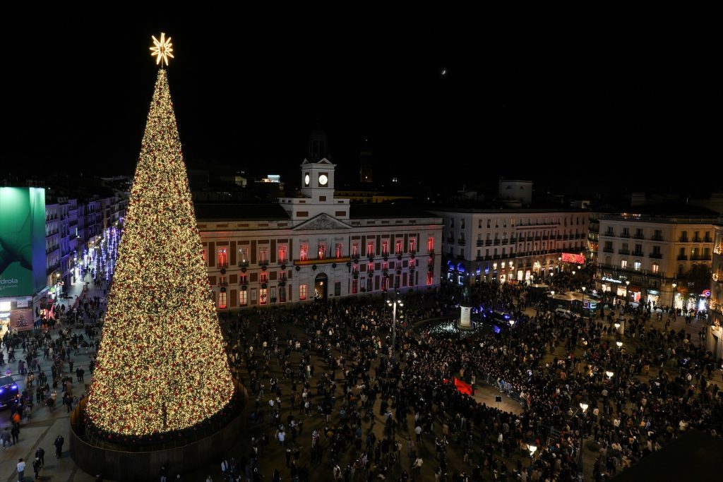 当前图片没有替代文字。文件名为：fachada-de-la-real-casa-de-correos-iluminada-en-navidad.jpg