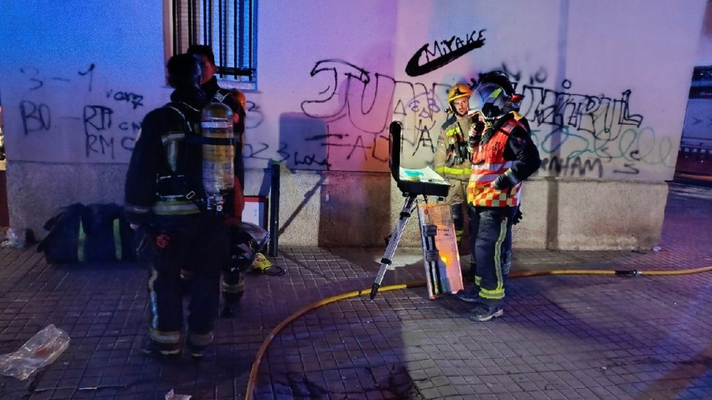 当前图片没有替代文字。文件名为:herido-critico-otro-grave-incendio-domicilio-badalona-barcelona_69.jpg