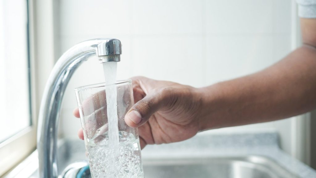 当前图片没有替代文字。文件名为:imagen-persona-llenando-vaso-agua-grifo_69.jpg