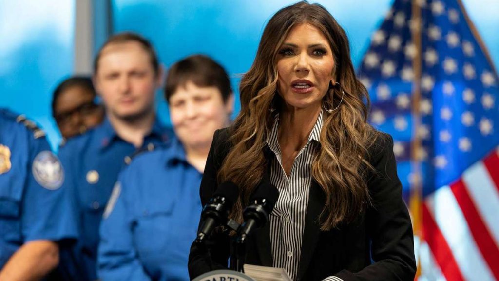 当前图片没有替代文字。文件名为:40679906-die-us-heimatschutzministerin-kristi-noem-bei-einer-pressekonferenz-2X6U1EWEmaef.jpg