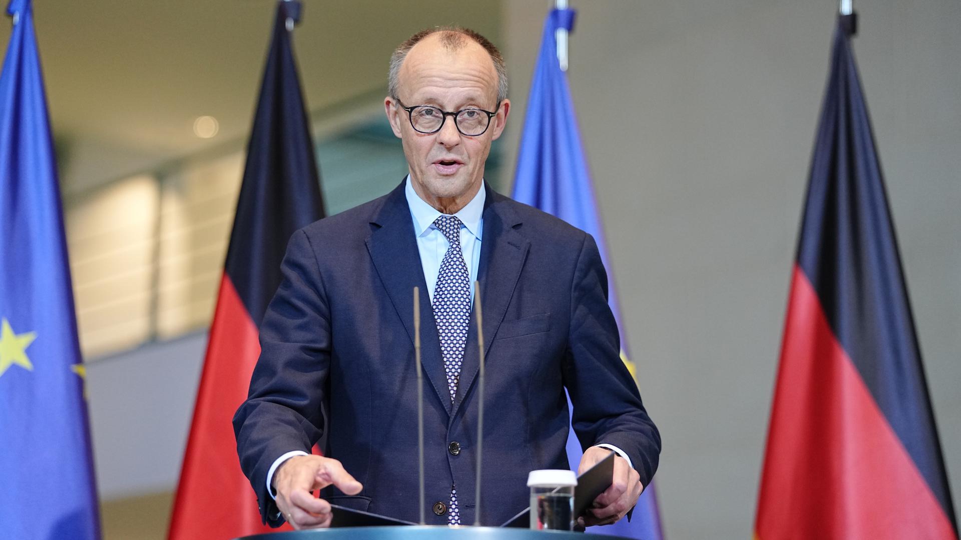 Bundeskanzler Friedrich Merz (CDU) äußert sich nach der Zustimmung des Bundestags zum Rentengesetz der Regierung. Bundeskanzler Friedrich Merz (CDU) äußert sich nach der Zustimmung des Bundestags zum Rentengesetz der Regierung.