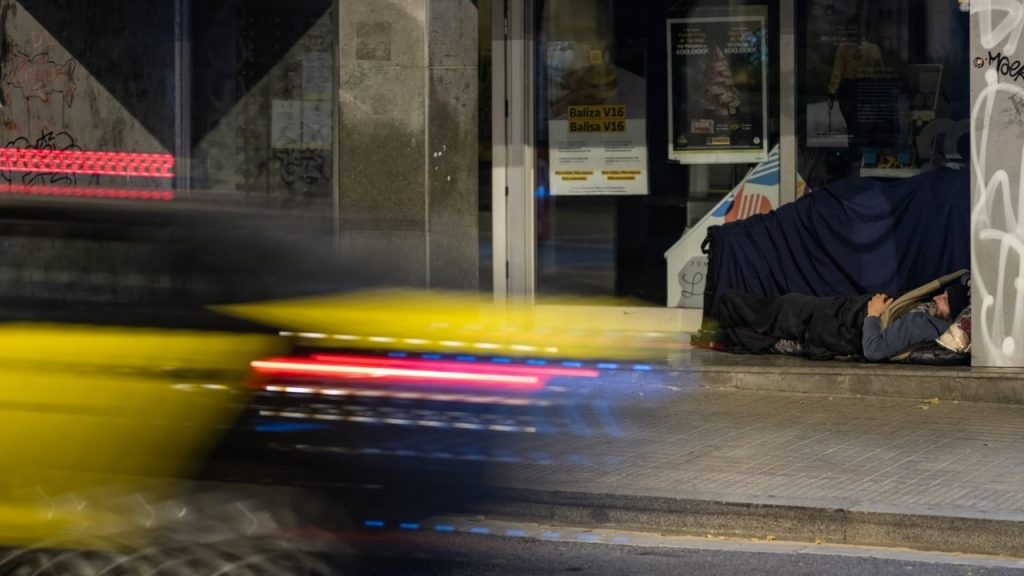 当前图片没有替代文字。文件名为:persona-duerme-calle-barcelona-recuento-arrels-fundacio_69.jpg