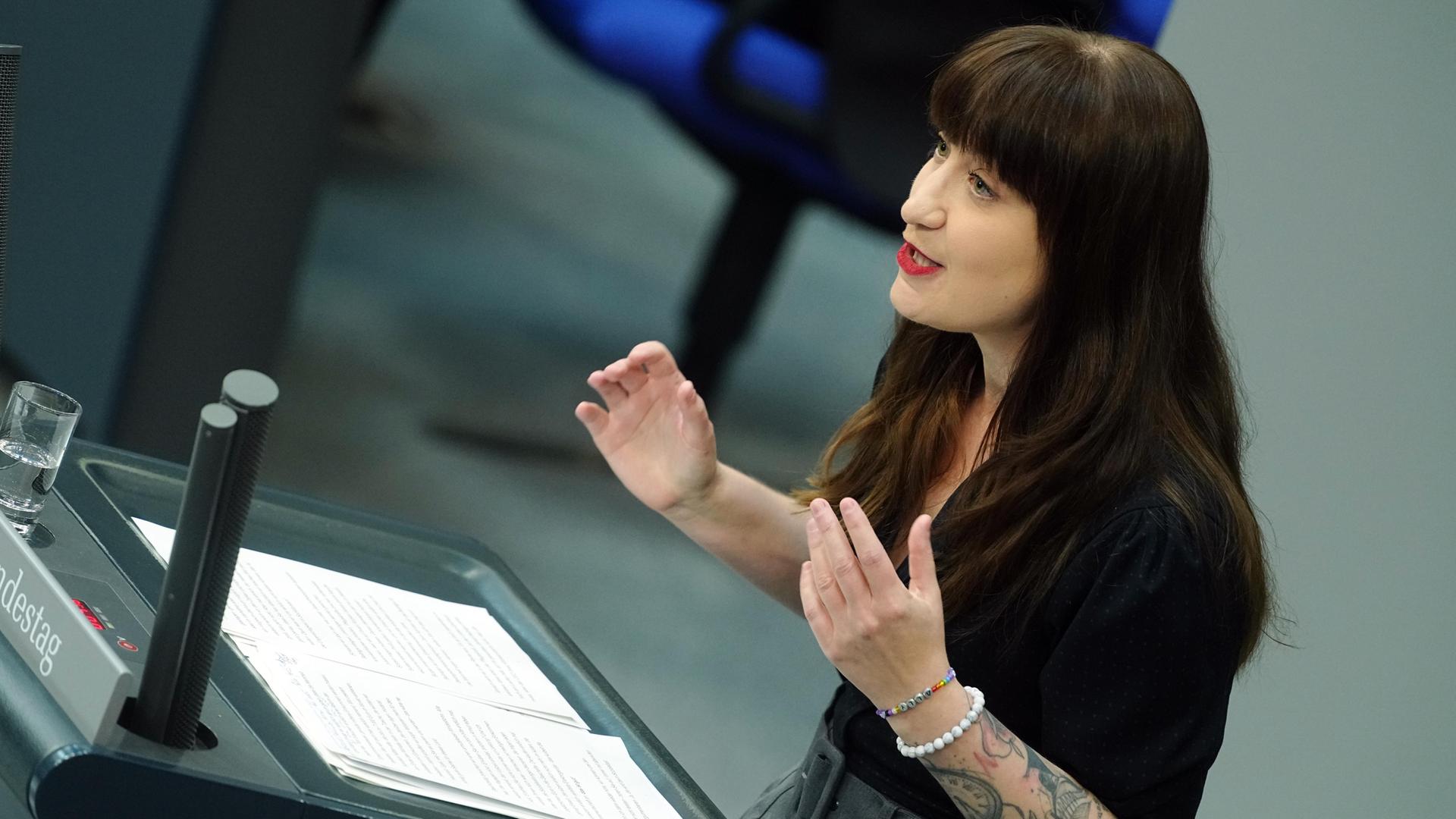 Heidi Reichinnek, Fraktionsvorsitzende der Partei Die Linke, spricht im Bundestag. Heidi Reichinnek, Fraktionsvorsitzende der Partei Die Linke, spricht im Bundestag.